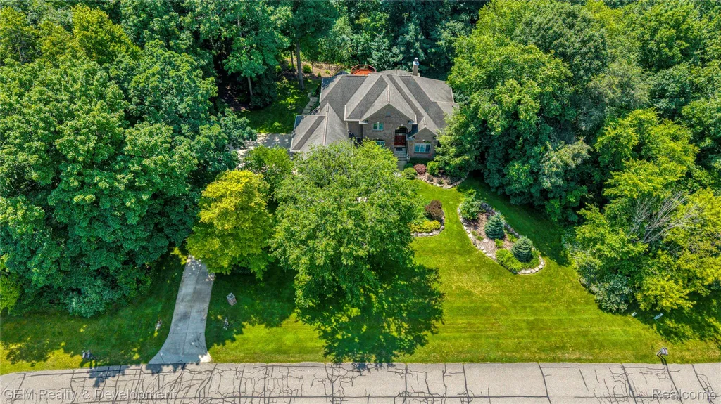 9054 Green Hickory Lane Tyrone Township MI 48430