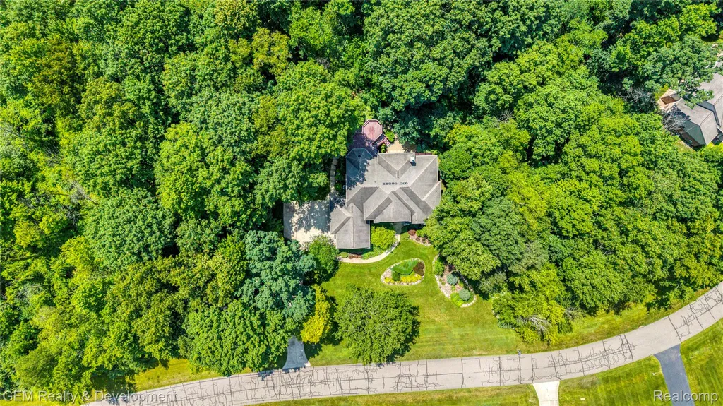 9054 Green Hickory Lane Tyrone Township MI 48430