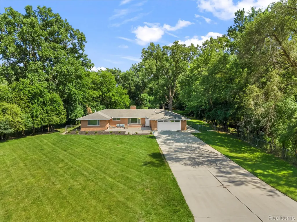 25555 Forestview Drive Southfield City MI 48033