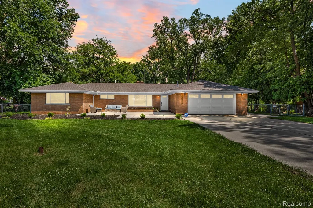25555 Forestview Drive Southfield City MI 48033