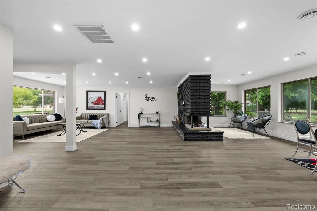 25555 Forestview Drive Southfield City MI 48033