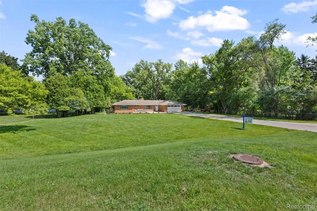 25555 Forestview Drive Southfield City MI 48033