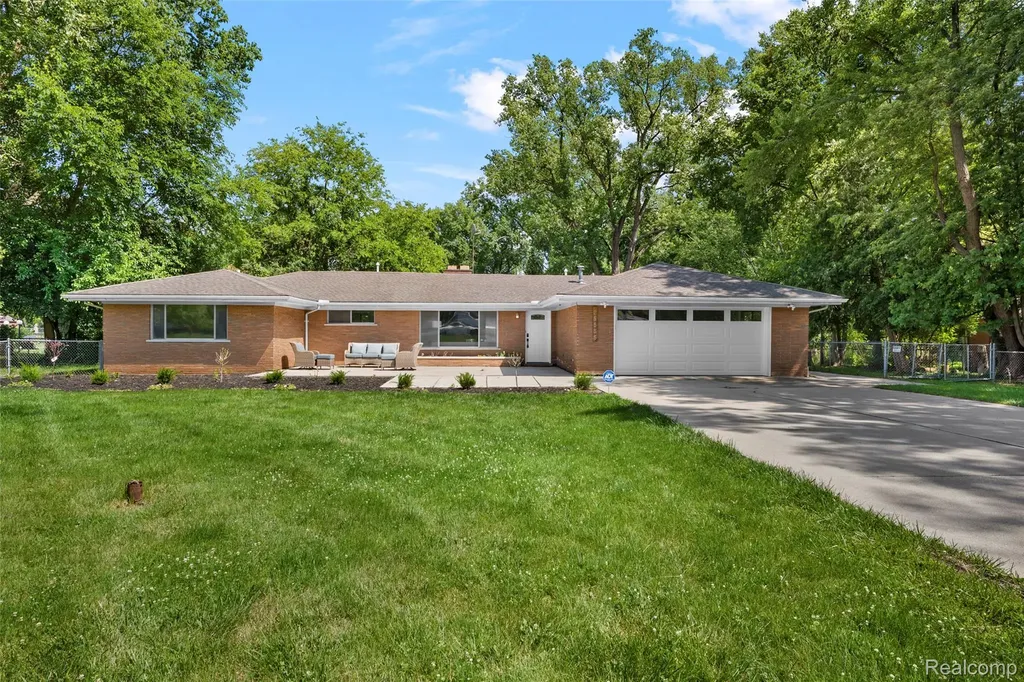 25555 Forestview Drive Southfield City MI 48033
