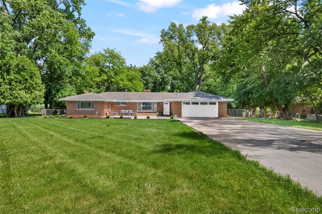 25555 Forestview Drive Southfield City MI 48033
