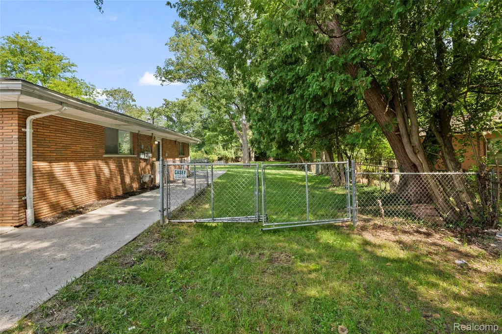 25555 Forestview Drive Southfield City MI 48033