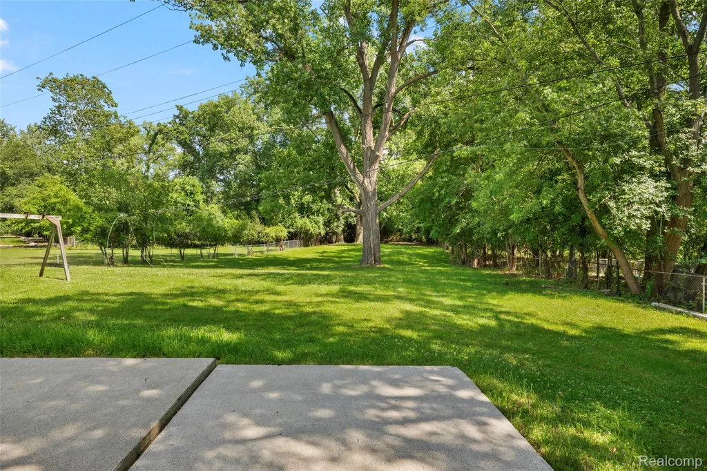 25555 Forestview Drive Southfield City MI 48033