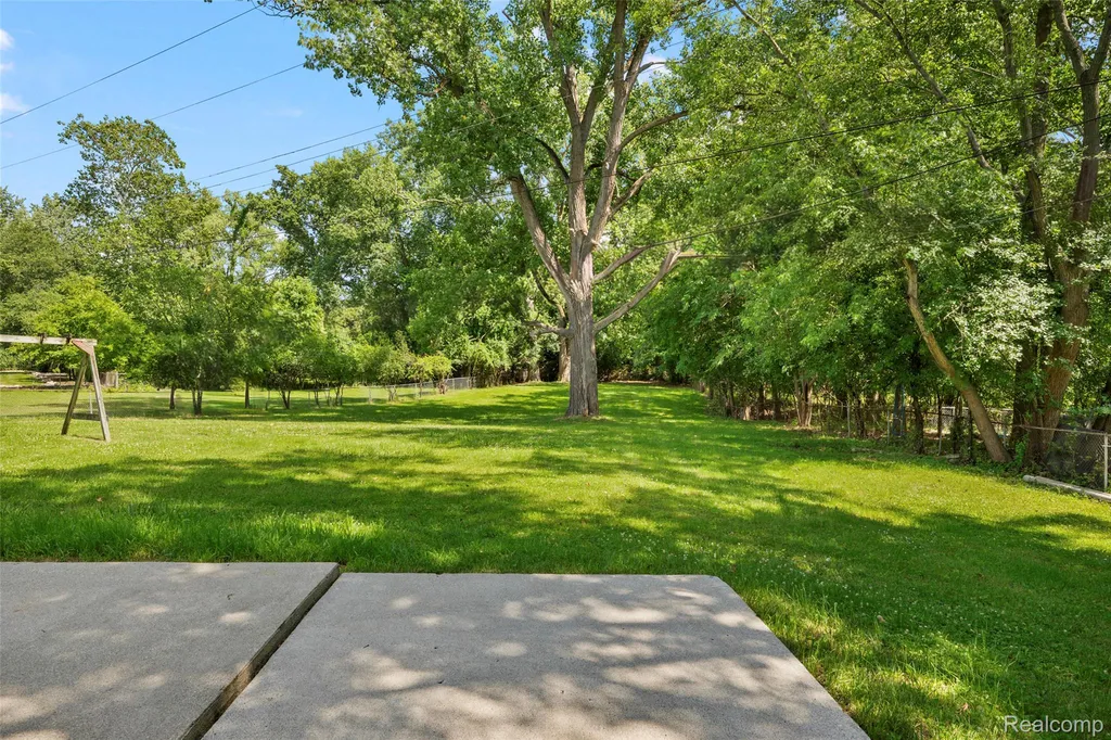 25555 Forestview Drive Southfield City MI 48033