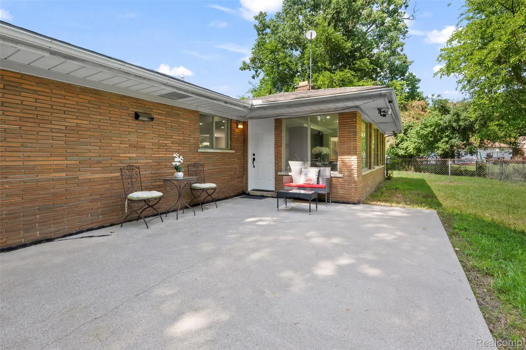 25555 Forestview Drive Southfield City MI 48033