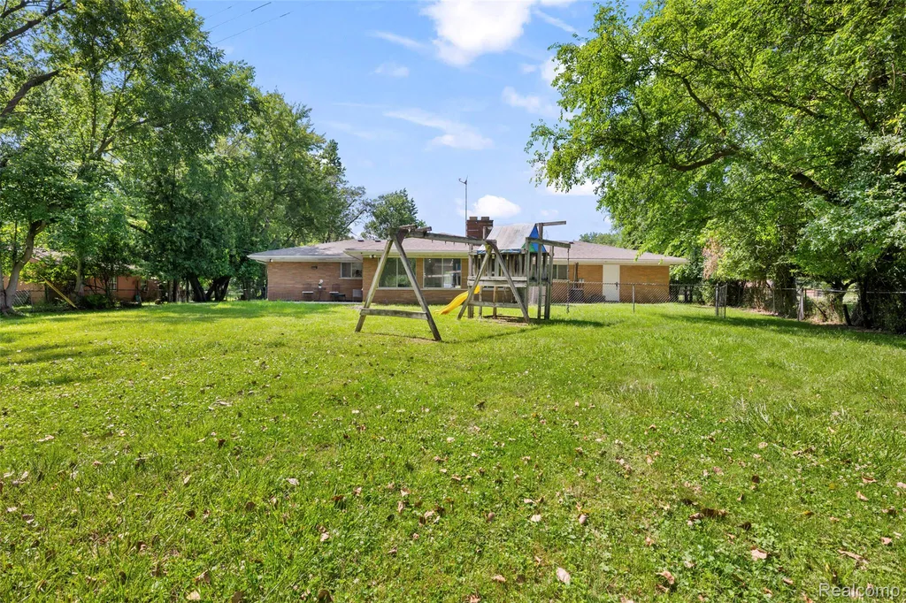 25555 Forestview Drive Southfield City MI 48033