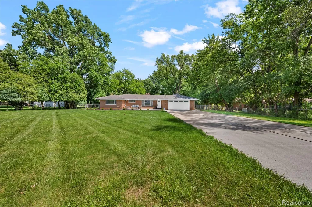 25555 Forestview Drive Southfield City MI 48033