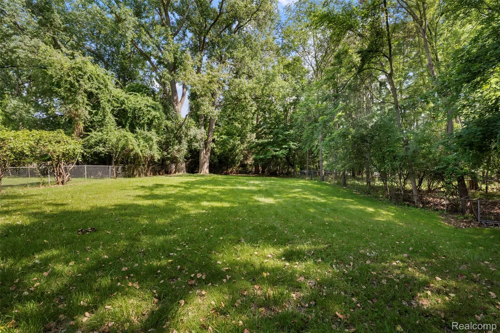 25555 Forestview Drive Southfield City MI 48033