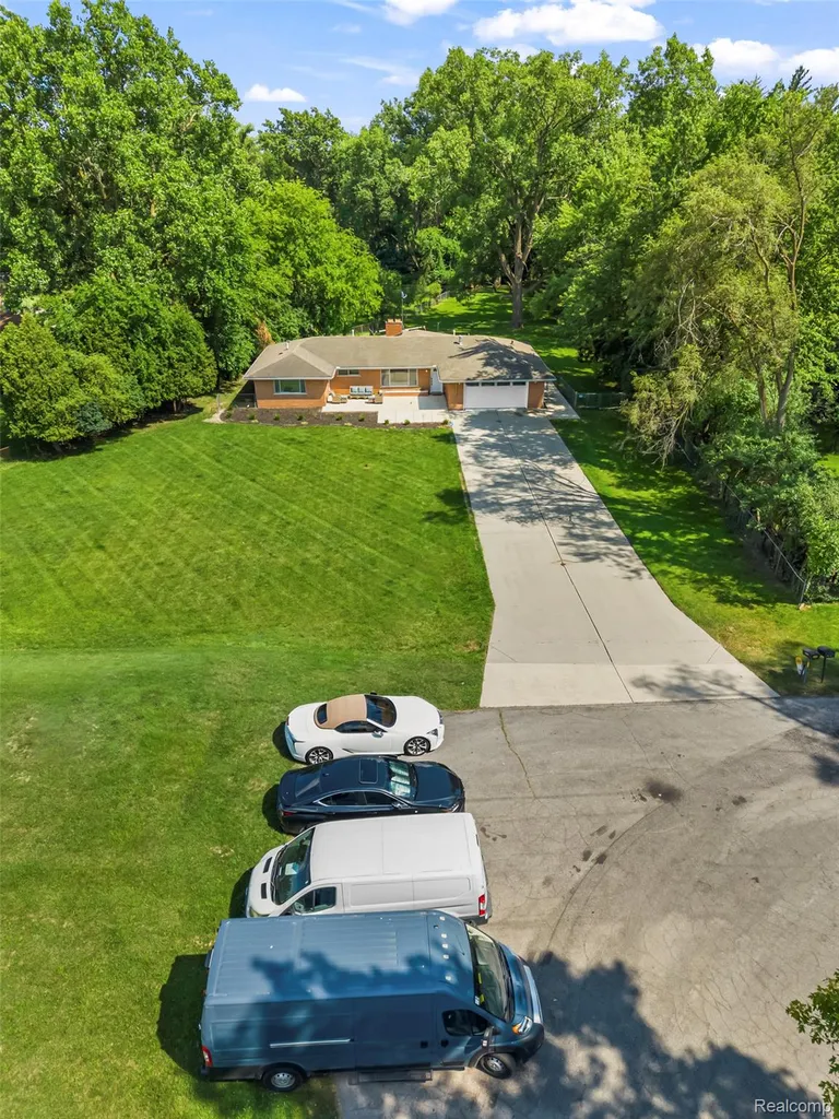 25555 Forestview Drive Southfield City MI 48033