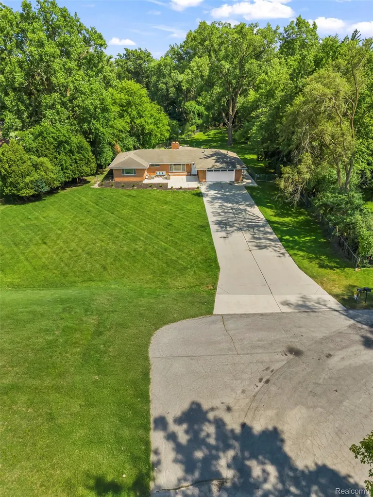 25555 Forestview Drive Southfield City MI 48033