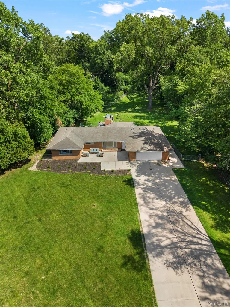 25555 Forestview Drive Southfield City MI 48033