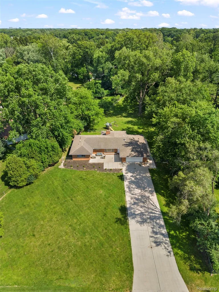 25555 Forestview Drive Southfield City MI 48033