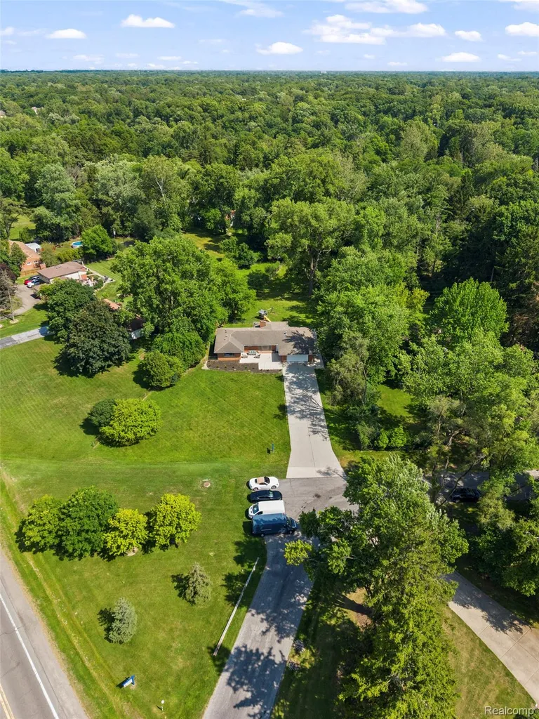25555 Forestview Drive Southfield City MI 48033