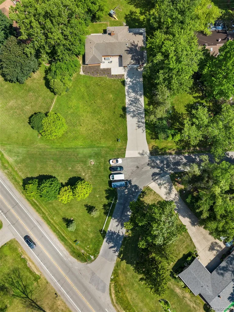 25555 Forestview Drive Southfield City MI 48033