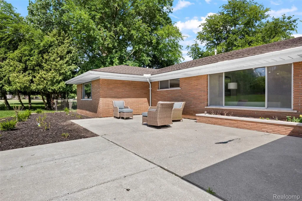 25555 Forestview Drive Southfield City MI 48033