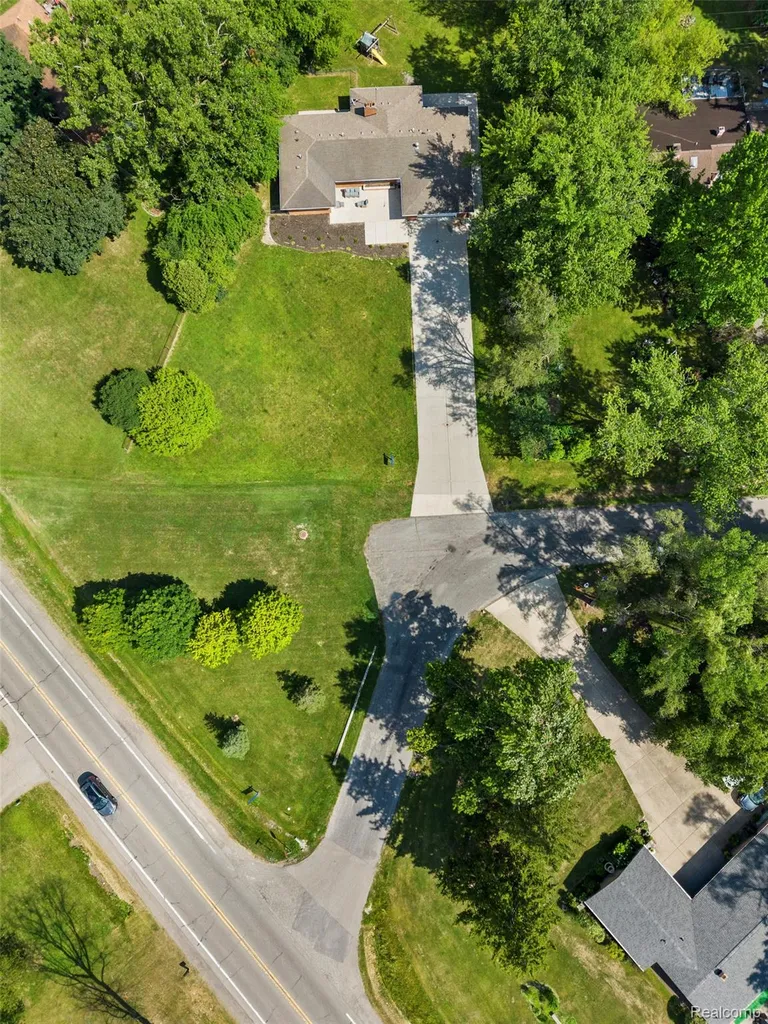 25555 Forestview Drive Southfield City MI 48033