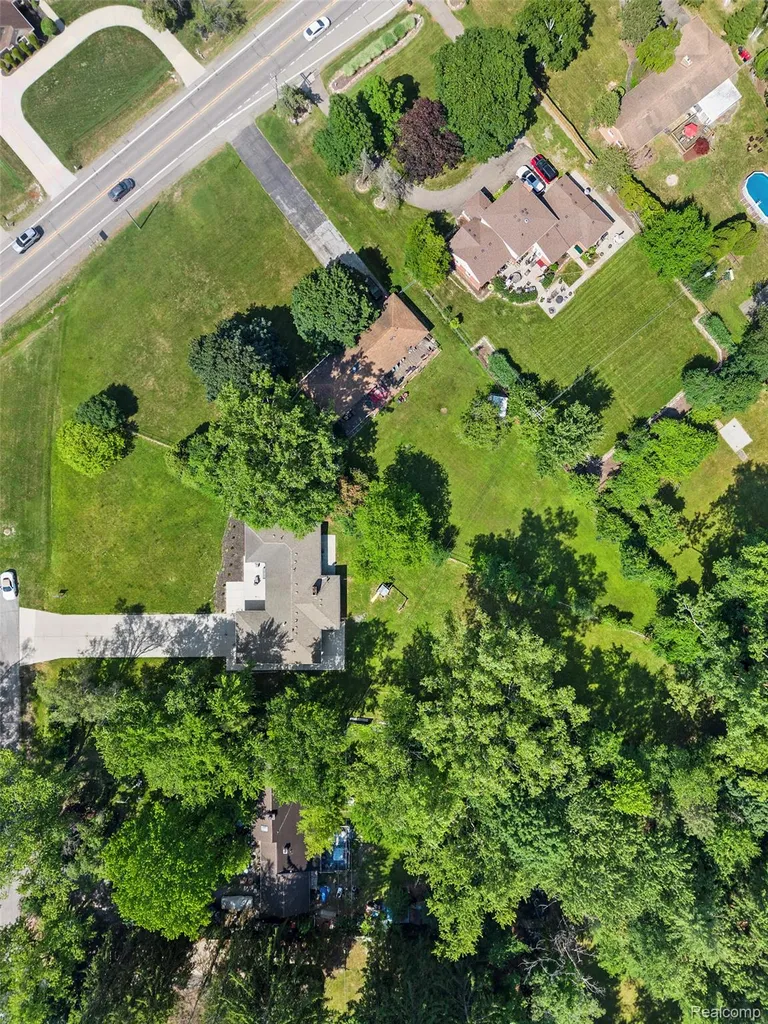 25555 Forestview Drive Southfield City MI 48033