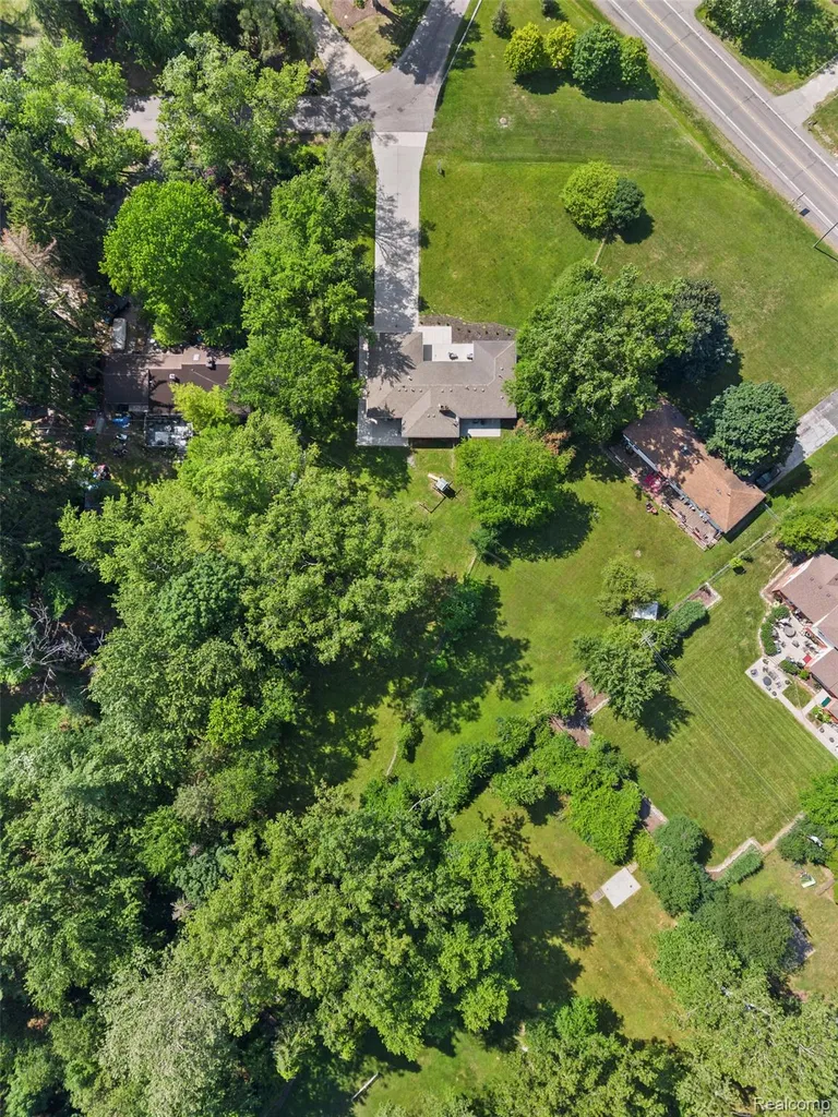 25555 Forestview Drive Southfield City MI 48033