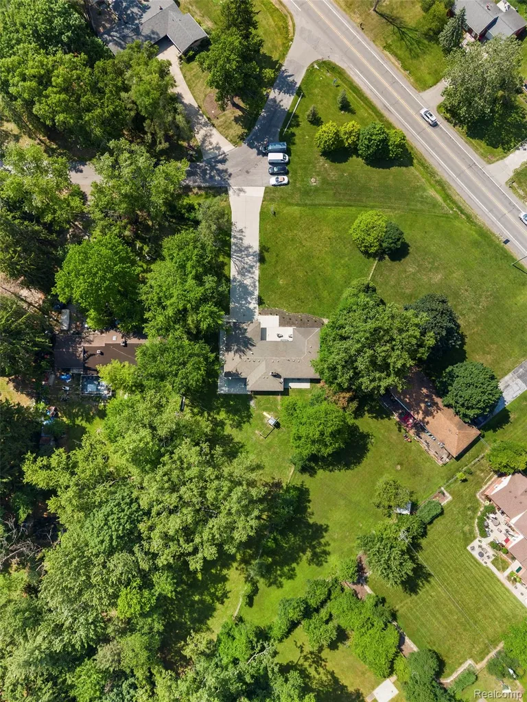 25555 Forestview Drive Southfield City MI 48033