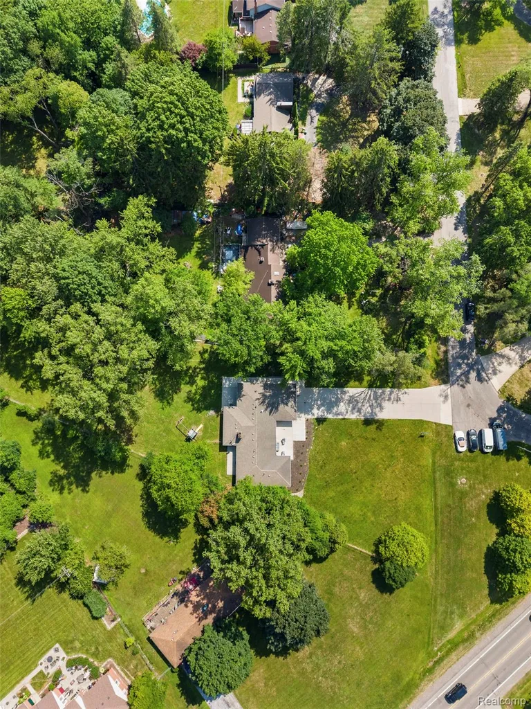 25555 Forestview Drive Southfield City MI 48033