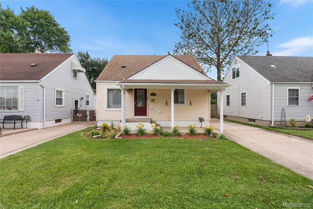 29510 John J Street Roseville City MI 48066