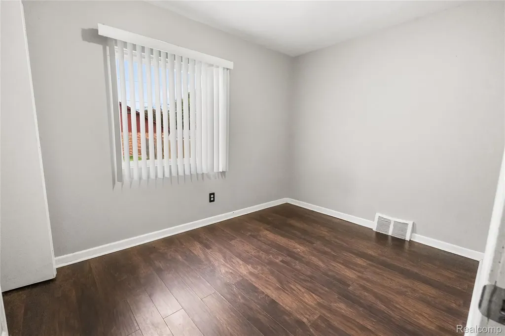 29510 John J Street Roseville City MI 48066