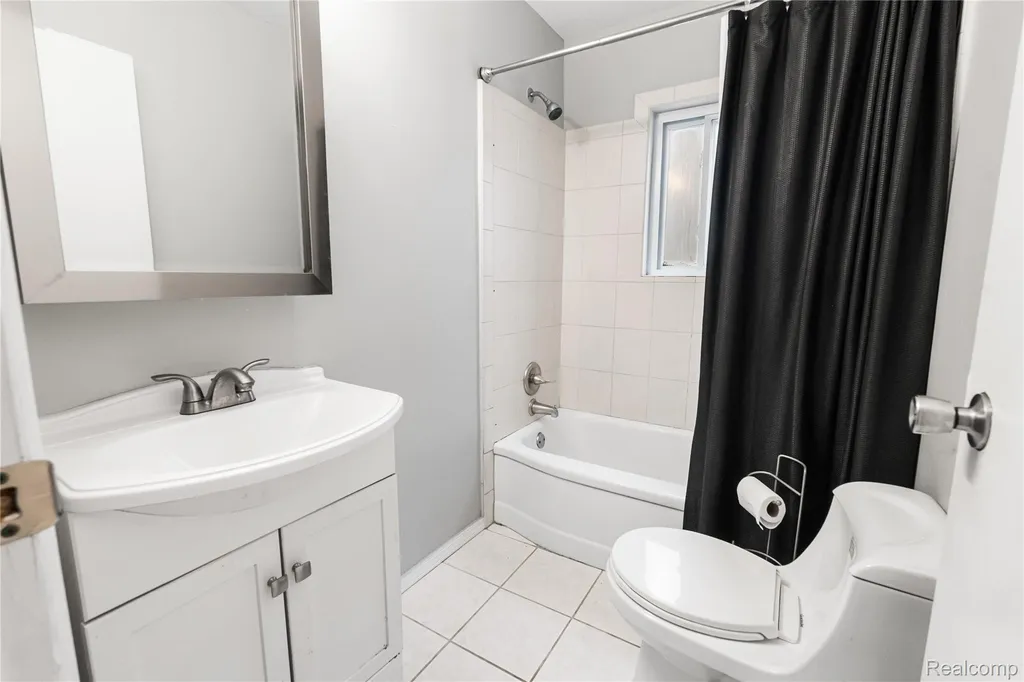 29510 John J Street Roseville City MI 48066