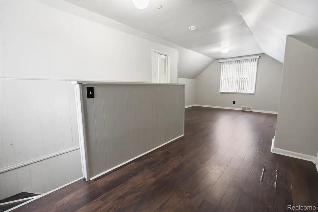 29510 John J Street Roseville City MI 48066