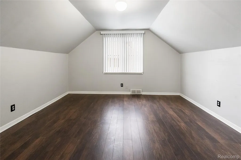 29510 John J Street Roseville City MI 48066