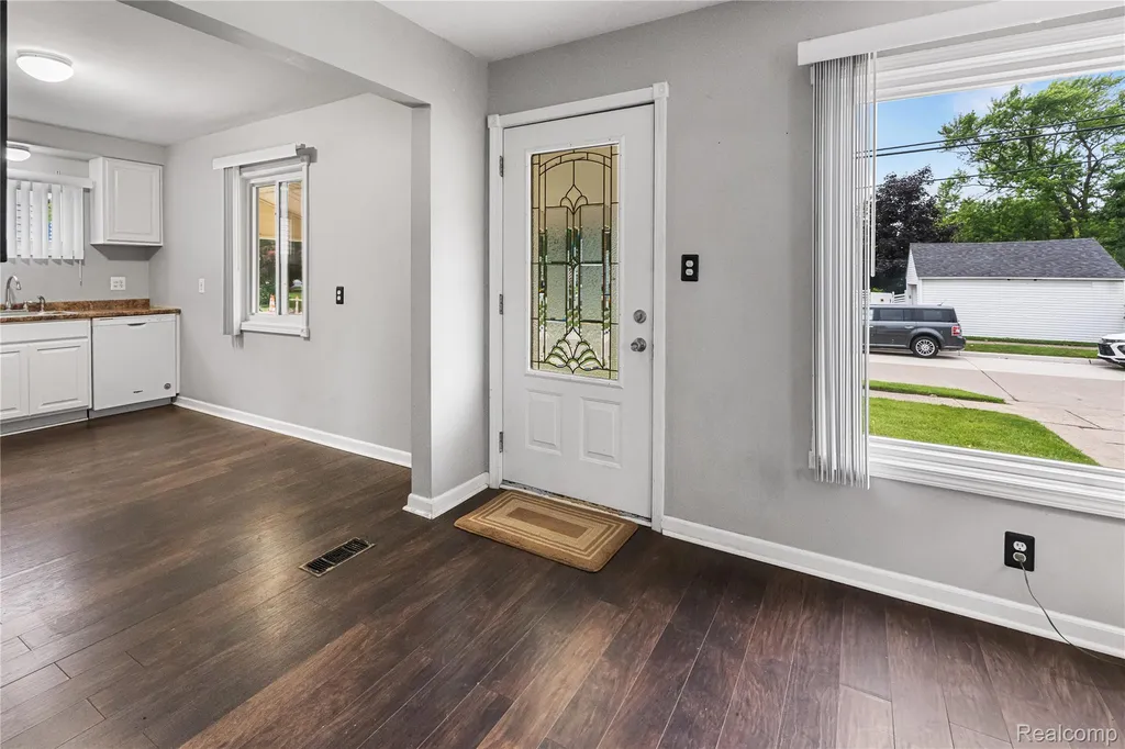 29510 John J Street Roseville City MI 48066