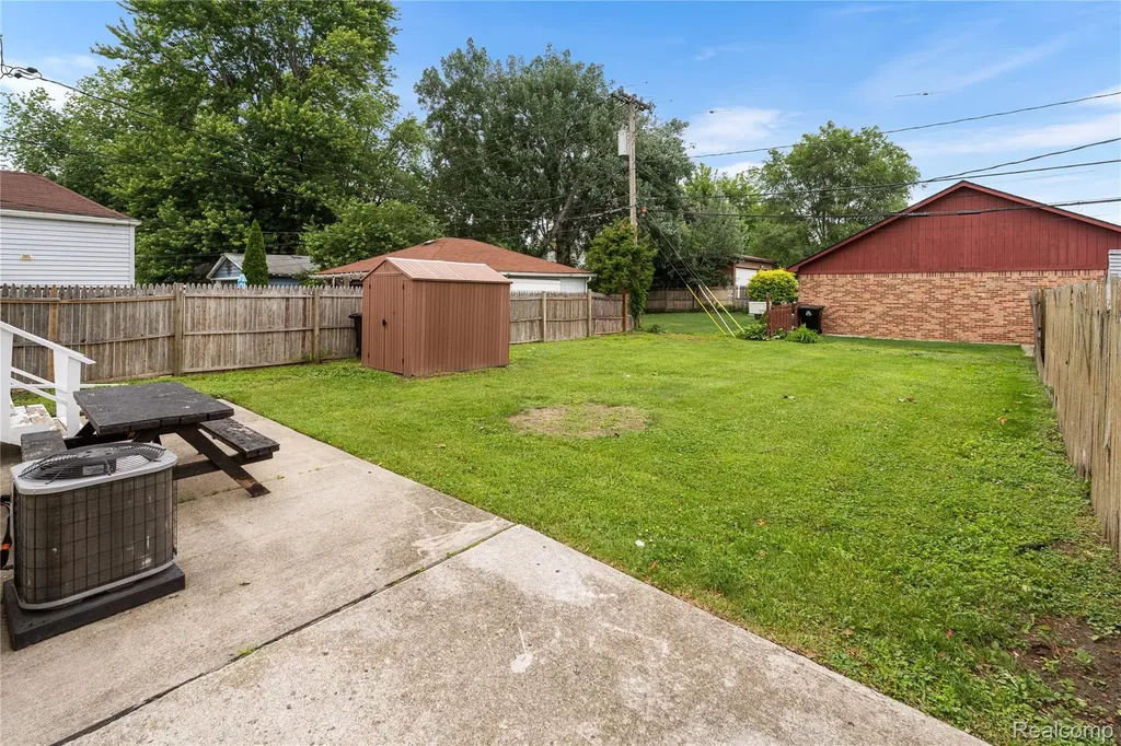 29510 John J Street Roseville City MI 48066