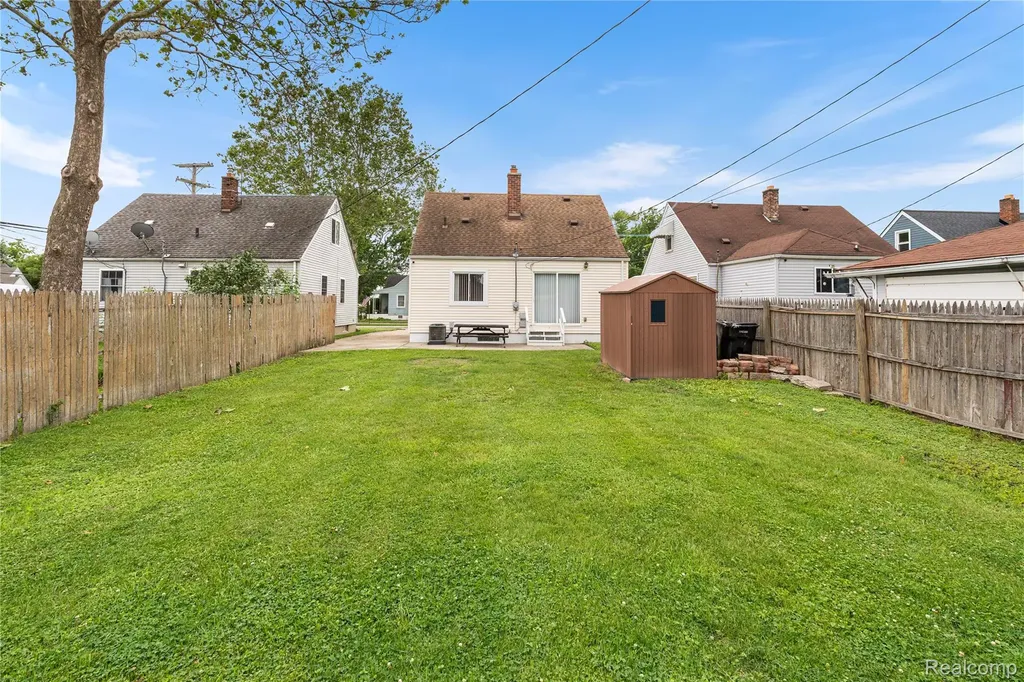 29510 John J Street Roseville City MI 48066
