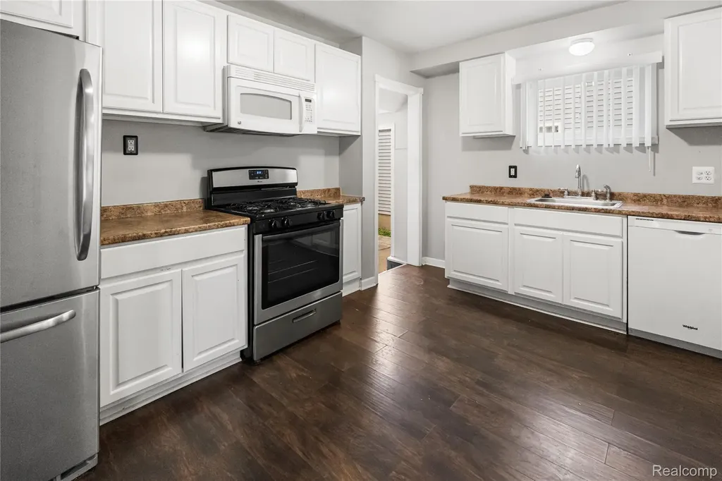 29510 John J Street Roseville City MI 48066