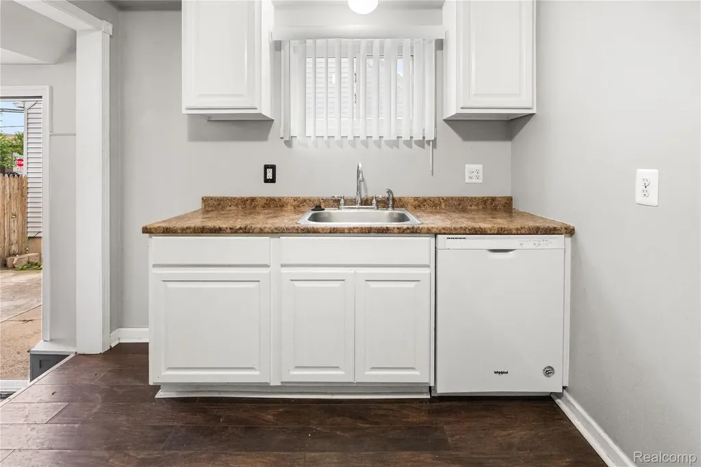 29510 John J Street Roseville City MI 48066
