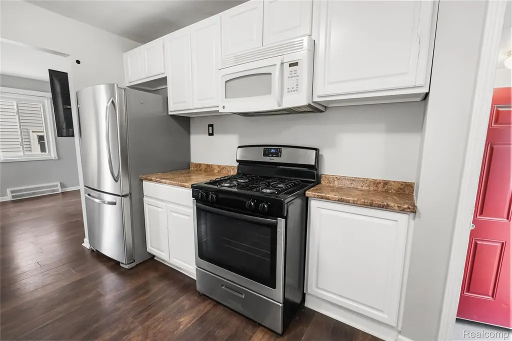 29510 John J Street Roseville City MI 48066