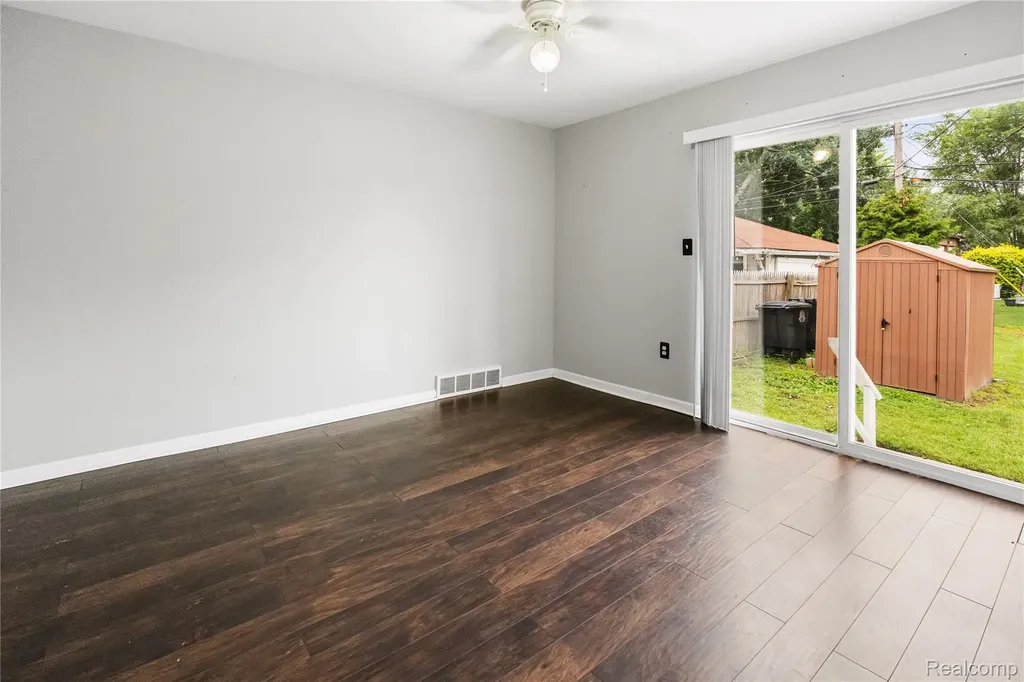 29510 John J Street Roseville City MI 48066