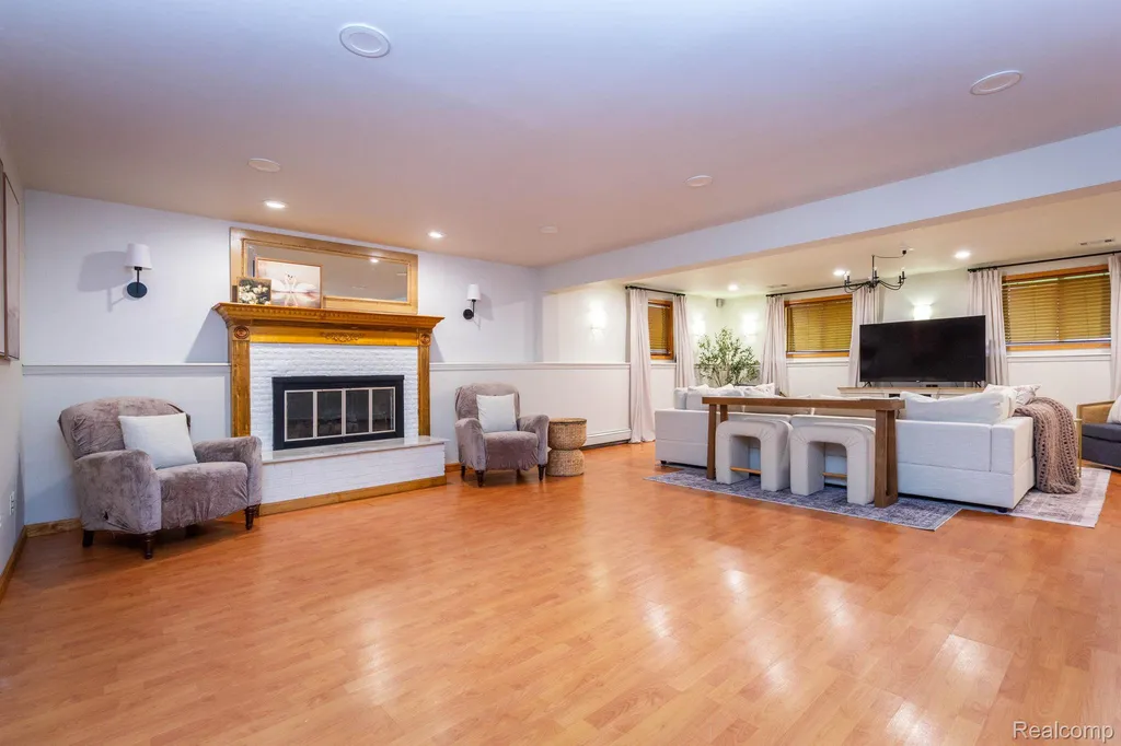 6345 Lanman Drive Waterford Charter Township MI 48329