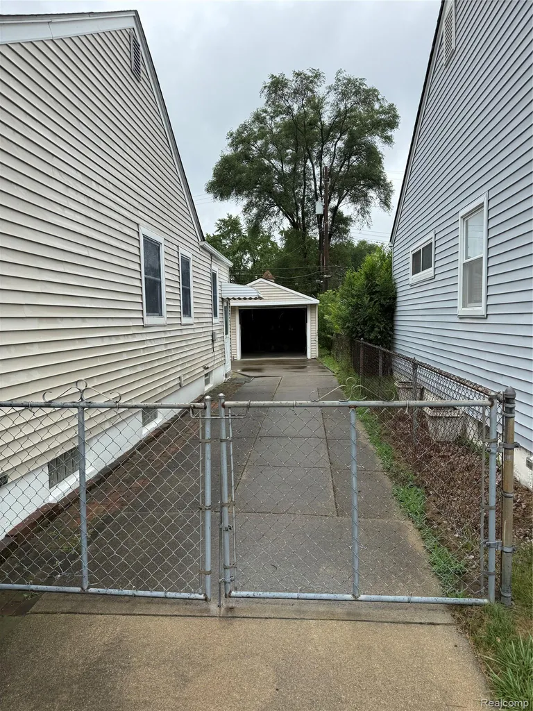 20547 Denby Redford Charter Township MI 48240