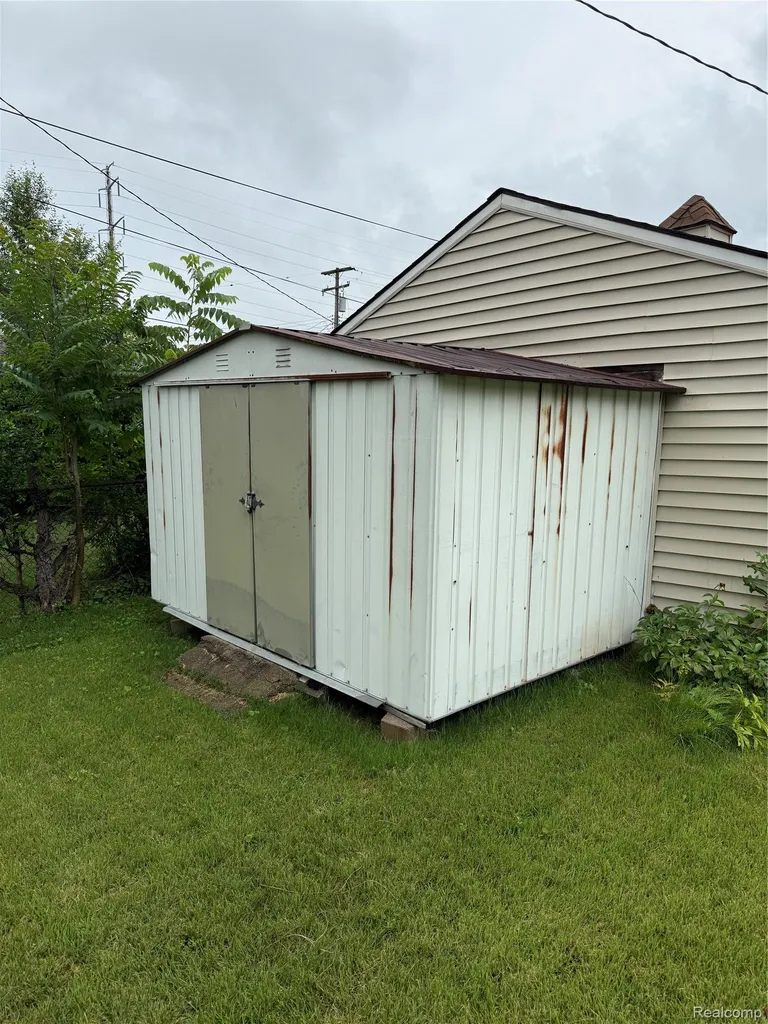 20547 Denby Redford Charter Township MI 48240