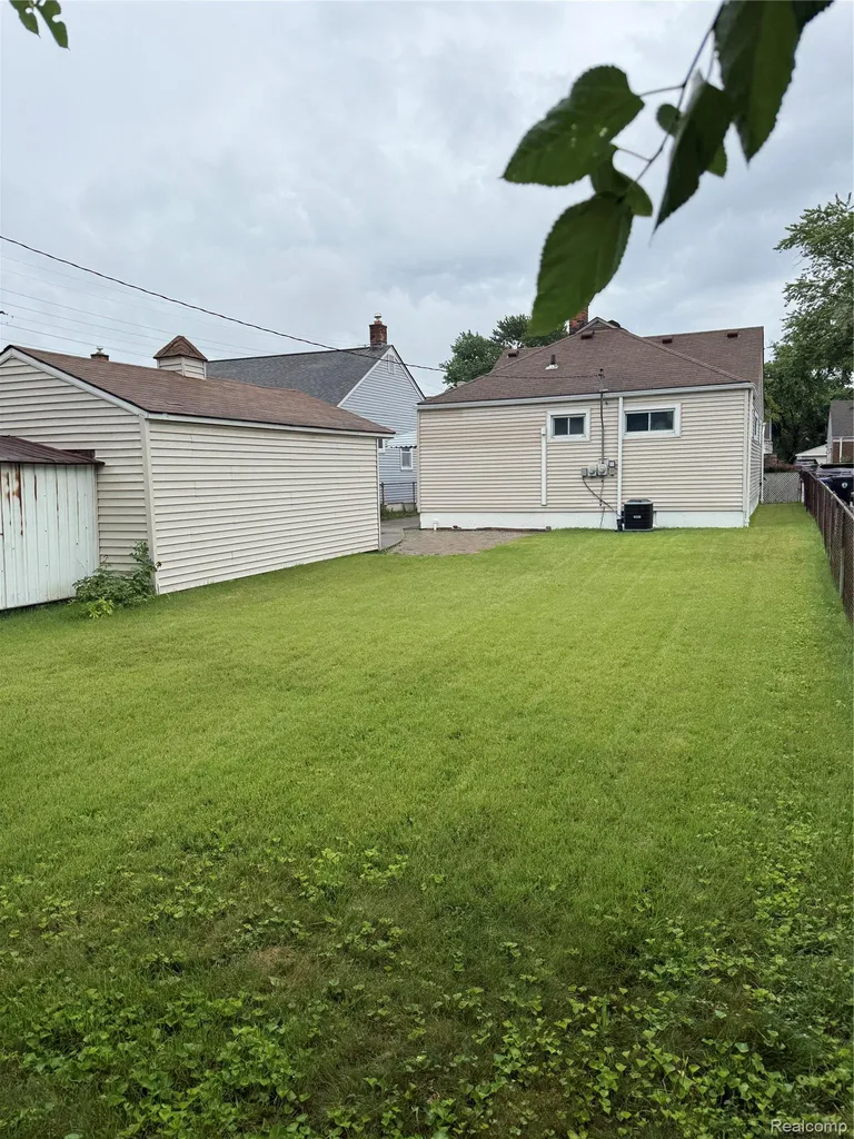 20547 Denby Redford Charter Township MI 48240