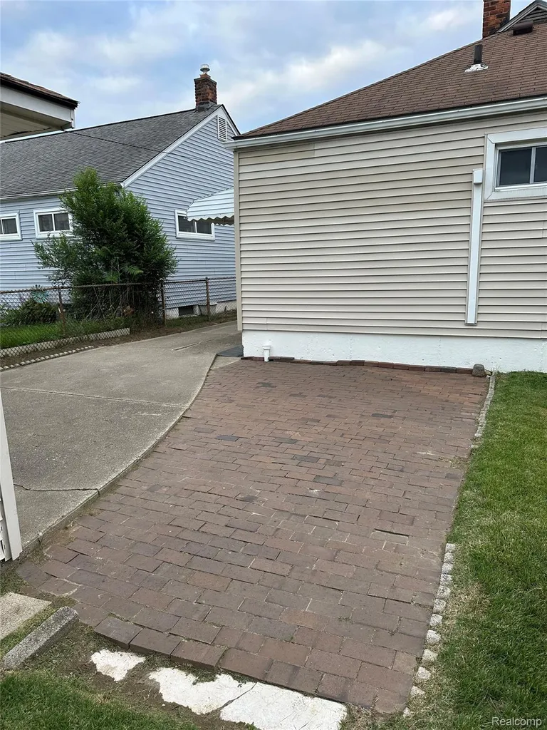 20547 Denby Redford Charter Township MI 48240