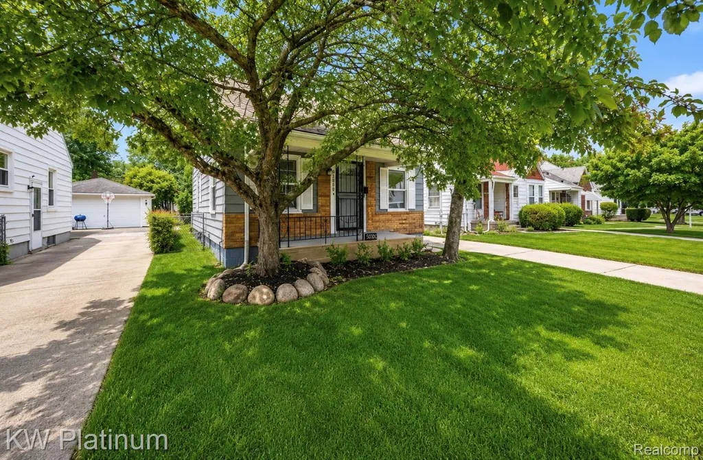 23809 Normandy Avenue Eastpointe City MI 48021