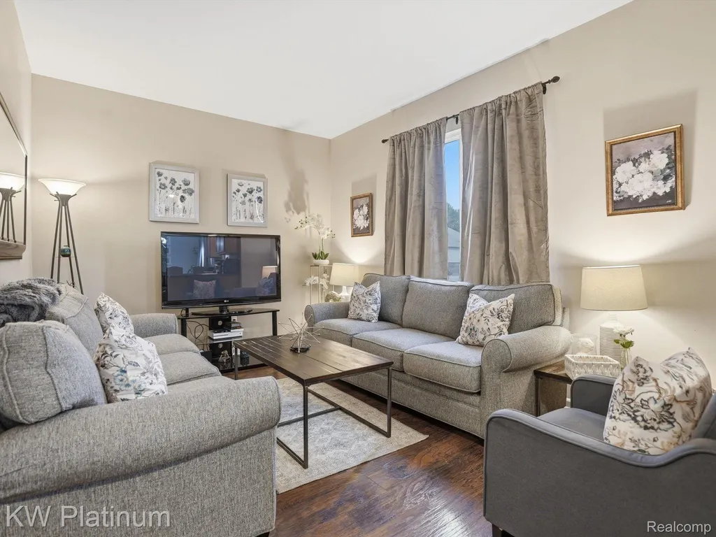 29384 Jennifer New Baltimore City MI 48051