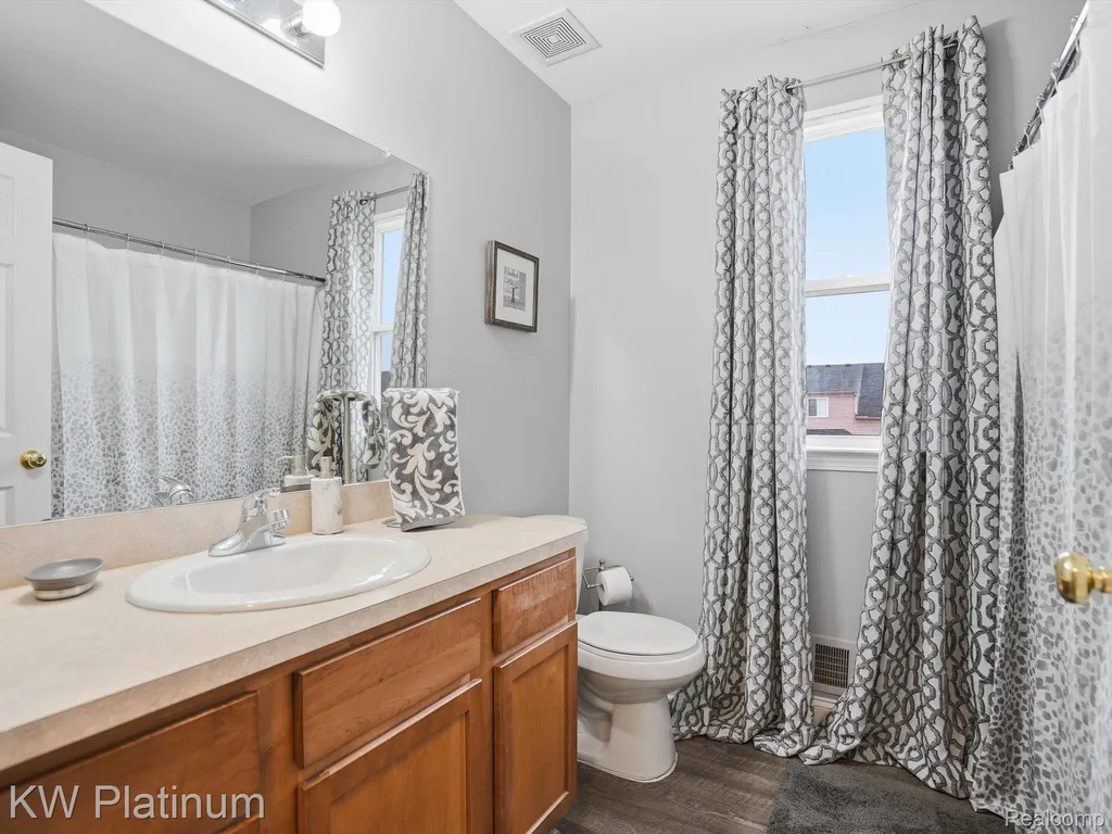 29384 Jennifer New Baltimore City MI 48051