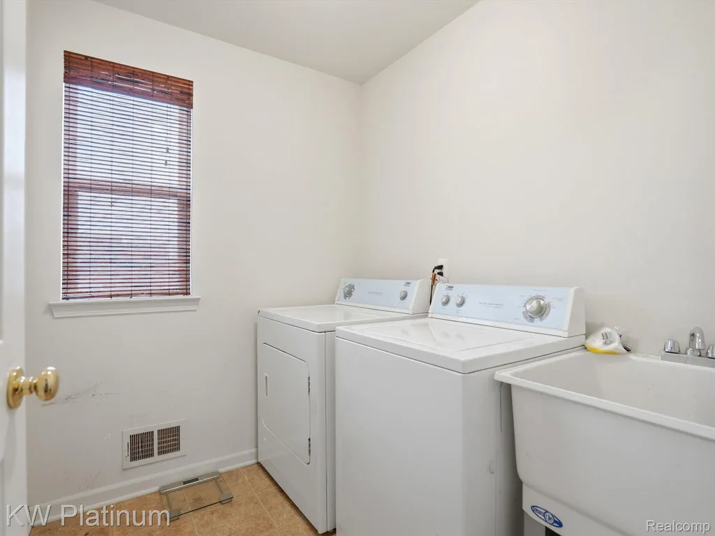 29384 Jennifer New Baltimore City MI 48051