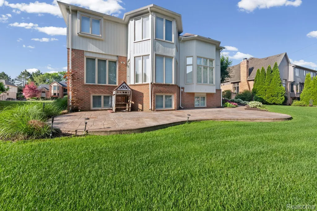 13335 Diegel Drive Shelby Charter Township MI 48315