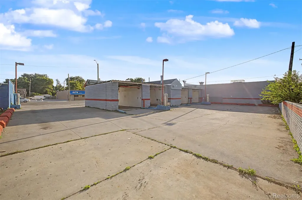 19639 W Warren Avenue Detroit City MI 48228